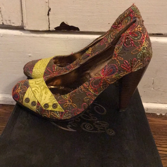 Naughty Monkey size 6 1/2 multi colored pumps - Picture 3 of 8